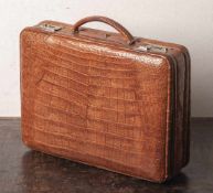 Aktenkoffer (wohl 1930/1940), feines Krokodilleder, zwei Zahlenschlösser, ein Griff, H.ca. 43 cm, B.