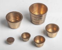 Becher-Gewicht-Satz (Hermann Noack Berlin), Messing, 6 teilig, 2x ½ oz, 1 oz, 2 oz, 4 oz,8 oz; Us.