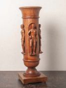 Sportpokal (um 1920, Deutschland), Eiche, stilisierte figürliche Darstellung von 2 Männernu. 2