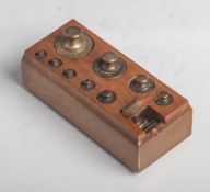 Gewichtssatz in Holzbox, Feingewichte 100 mg bis 100 gr., Box 10,5 x 4,5 x 3 cm,Altersgem. Zustand.