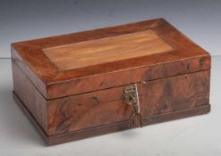 Biedermeier Deckelschatulle (1. Hälfte 19. Jahrhunderts), Nussholz, furniert, alterMessingbeschlag