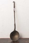 Großer Schopflöffel, ergänzte Laffe aus Messingblech, Griff aus Eisen geschmiedet, L. ca.45 cm.