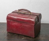 Antiker Kosmetikkoffer mit Inhalt von Mappin u. Webb (England, wohl 1897, Koffer innen mitgoldener