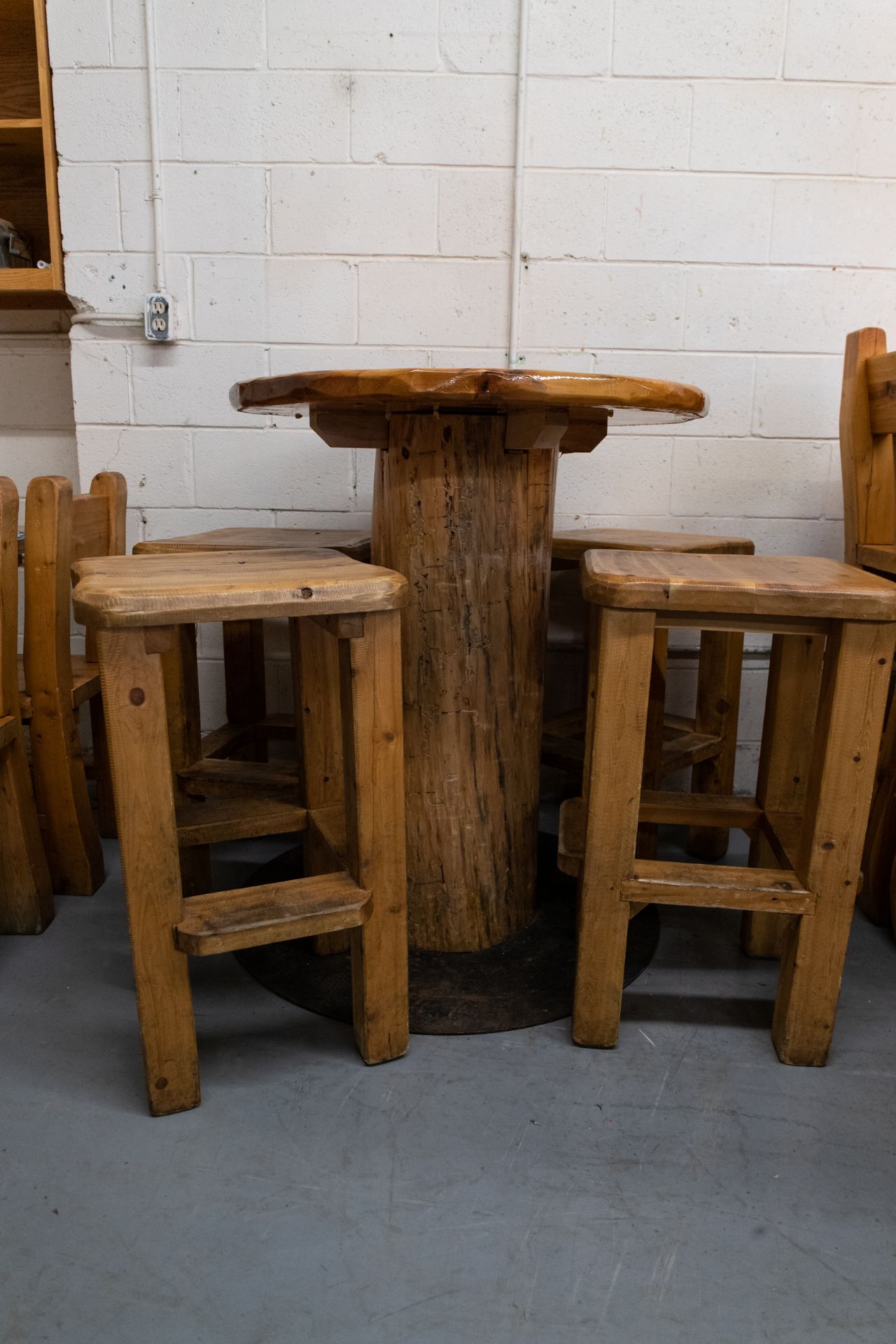 ROUND WHIITE HIGH TOP PINE PUB TABLE WITH 4 STOOLS - D- 34" H 42" - Image 3 of 4