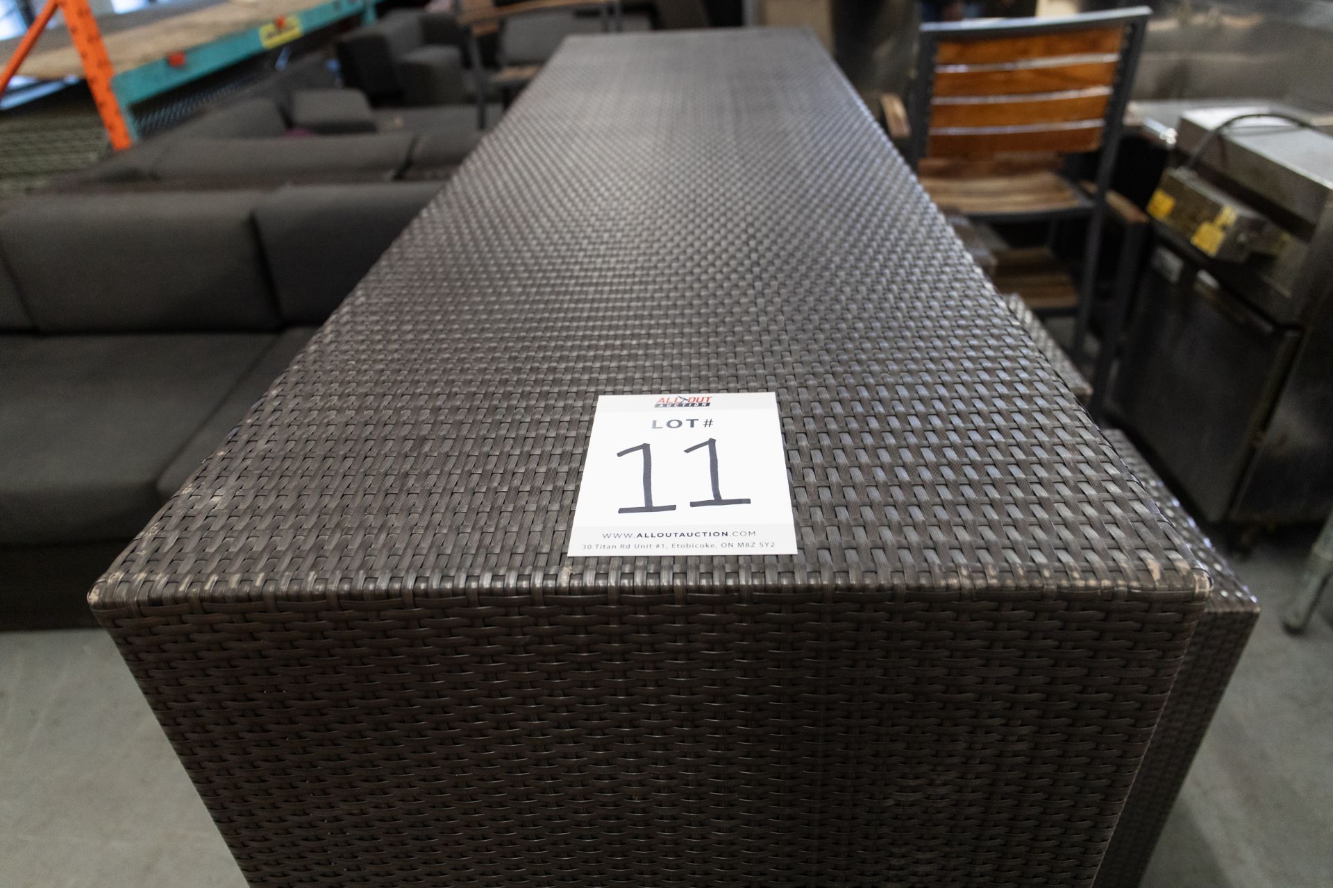 OUTDOOR FAUX WICKER HIGH TOP TABLE WITH 6 STOOLS H-43'' D-24'" L-78.5'' - Image 4 of 4