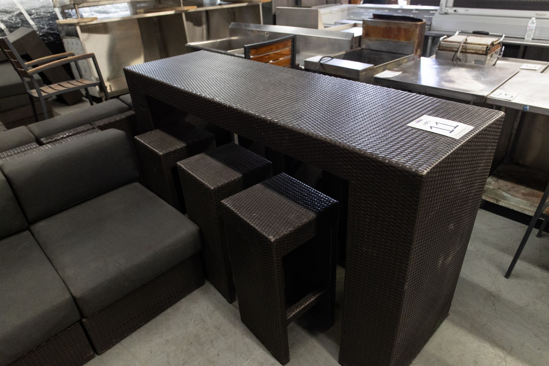 OUTDOOR FAUX WICKER HIGH TOP TABLE WITH 6 STOOLS H-43'' D-24'" L-78.5'' - Image 3 of 4