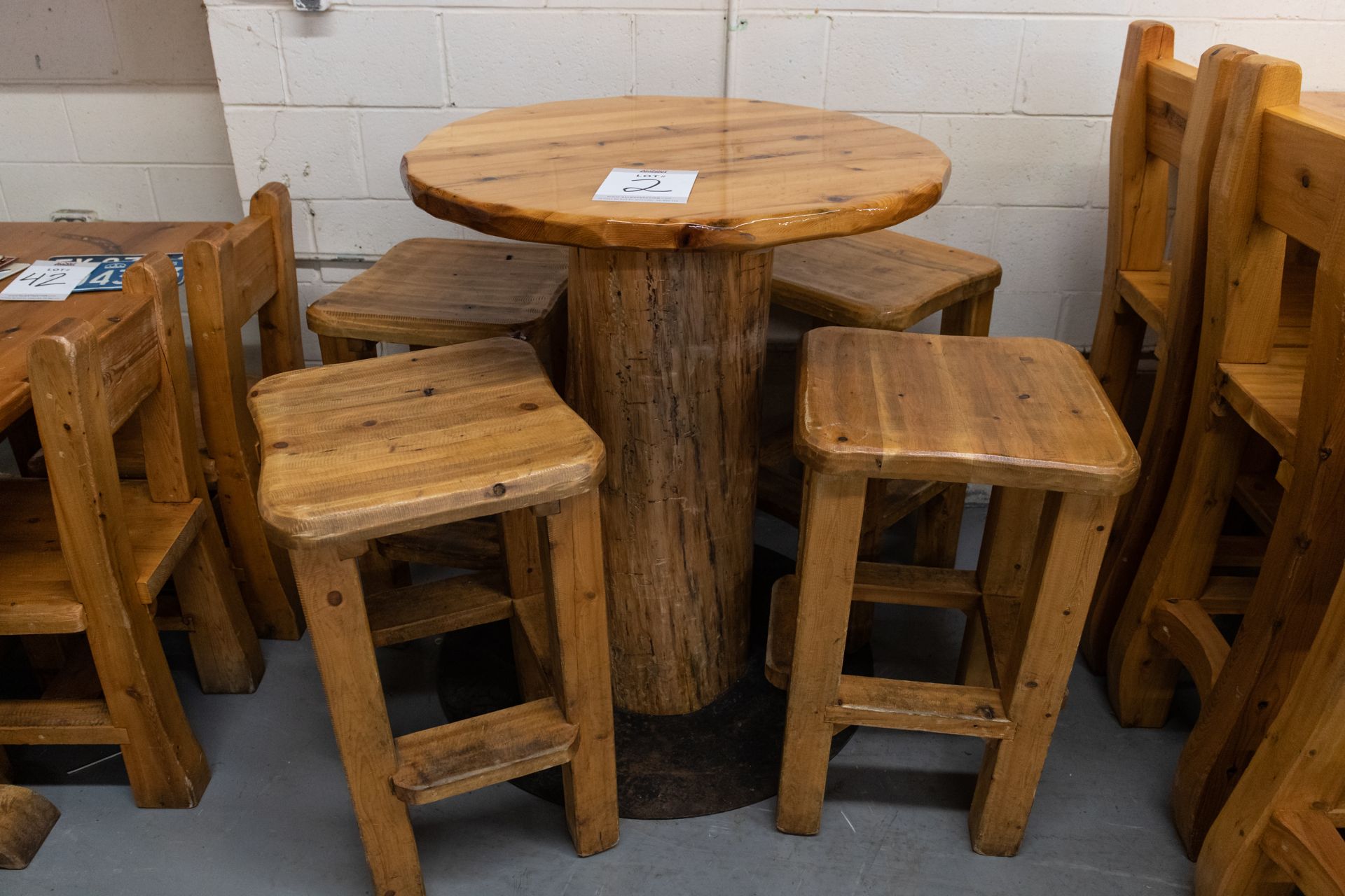 ROUND WHIITE HIGH TOP PINE PUB TABLE WITH 4 STOOLS - D- 34" H 42"