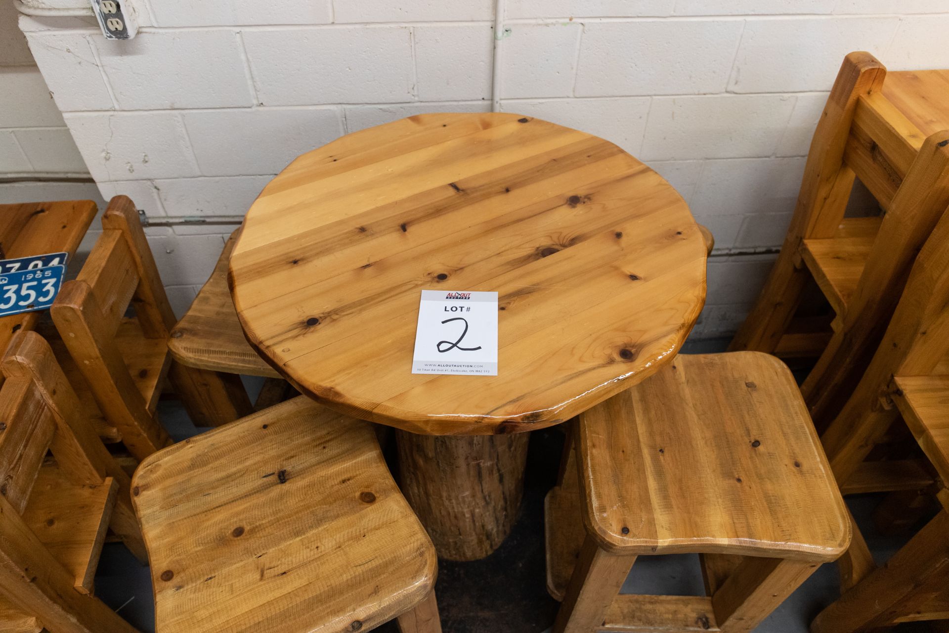 ROUND WHIITE HIGH TOP PINE PUB TABLE WITH 4 STOOLS - D- 34" H 42" - Image 2 of 4