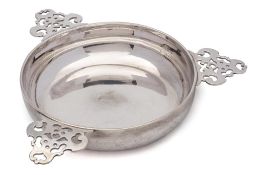 An Edward VII silver quaiche, maker Carrington & Co, London,