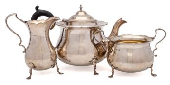 A George V silver three-piece tea service, maker Robert Pringle & Sons, London,