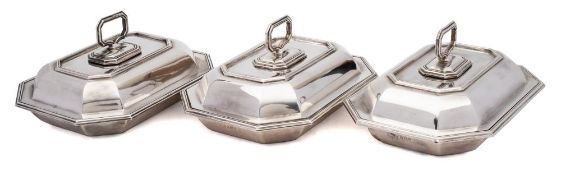 A pair of George V silver entree dishes and covers, maker Thomas Bradbury & Sons Ltd, London,