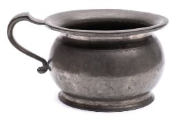 A late 18th/early 19th Century pewter chamber pot: of traditional design with loop carrying handle