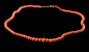 A coral bead single-string necklace: with coral beads graduated from 4mm to 7mm diameter with gilt