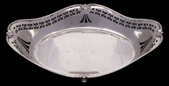 A George V silver sweetmeat dish, maker Walker & Hall, Sheffield, 1915: of cartouche-shaped outline,