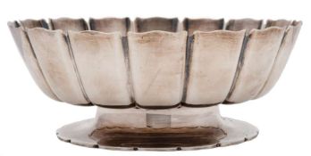 A George V silver pedestal bowl, maker Goldsmiths & Silversmiths Co Ltd, London,