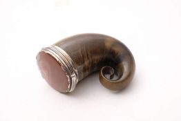 A 19th century white metal and agate mounted snuff mull: 7cm long