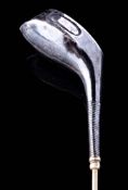 A silver golf club theme hat pin:,