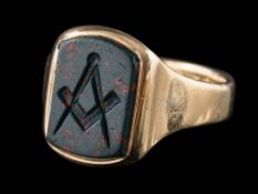 A 15ct gold and bloodstone mounted Masonic ring,: Birmingham assay marks to shank,