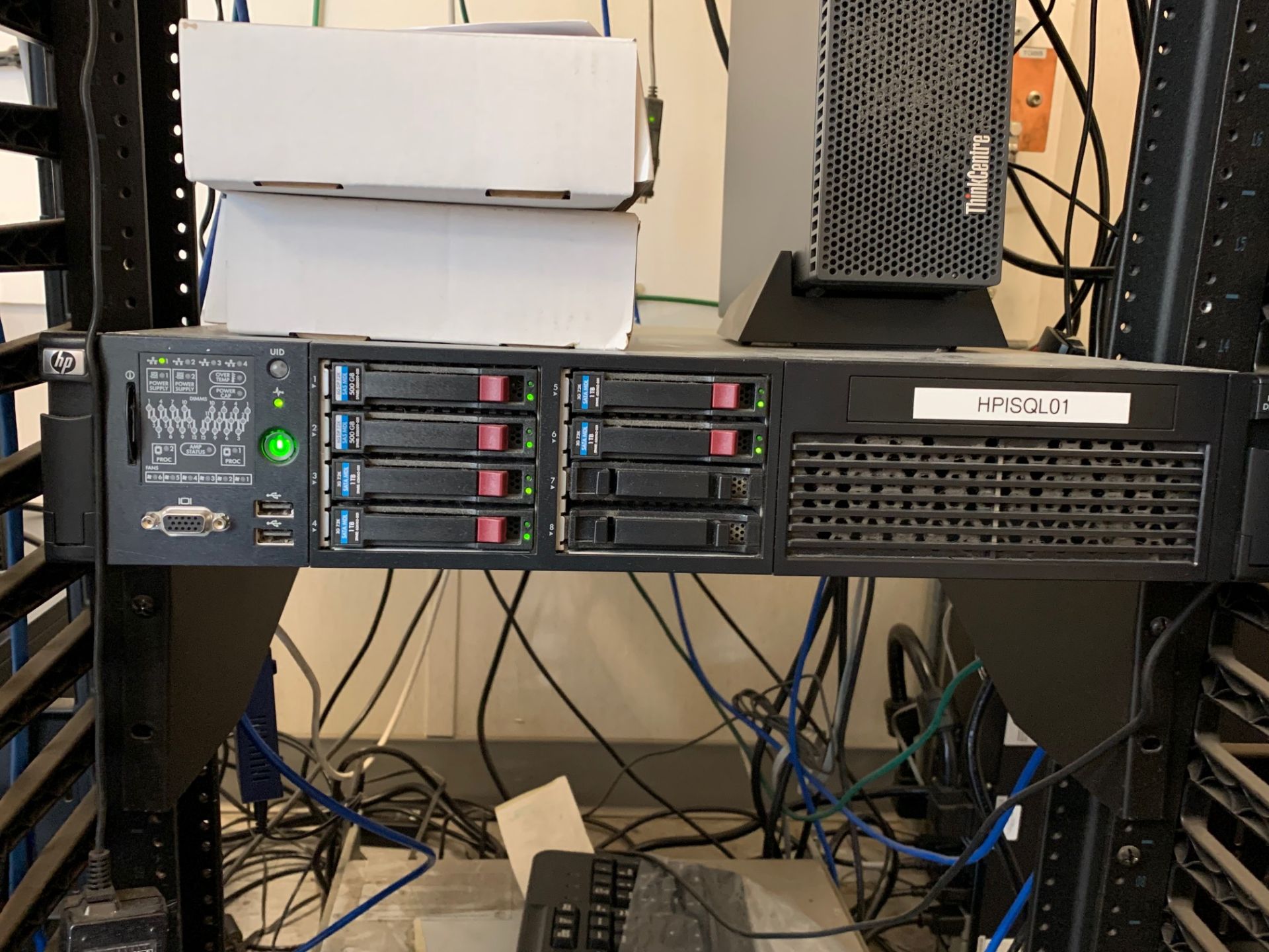 Computer server equipment including rack, portable AC unit, HO Oriliant ML350 G6 tower server - Image 3 of 5