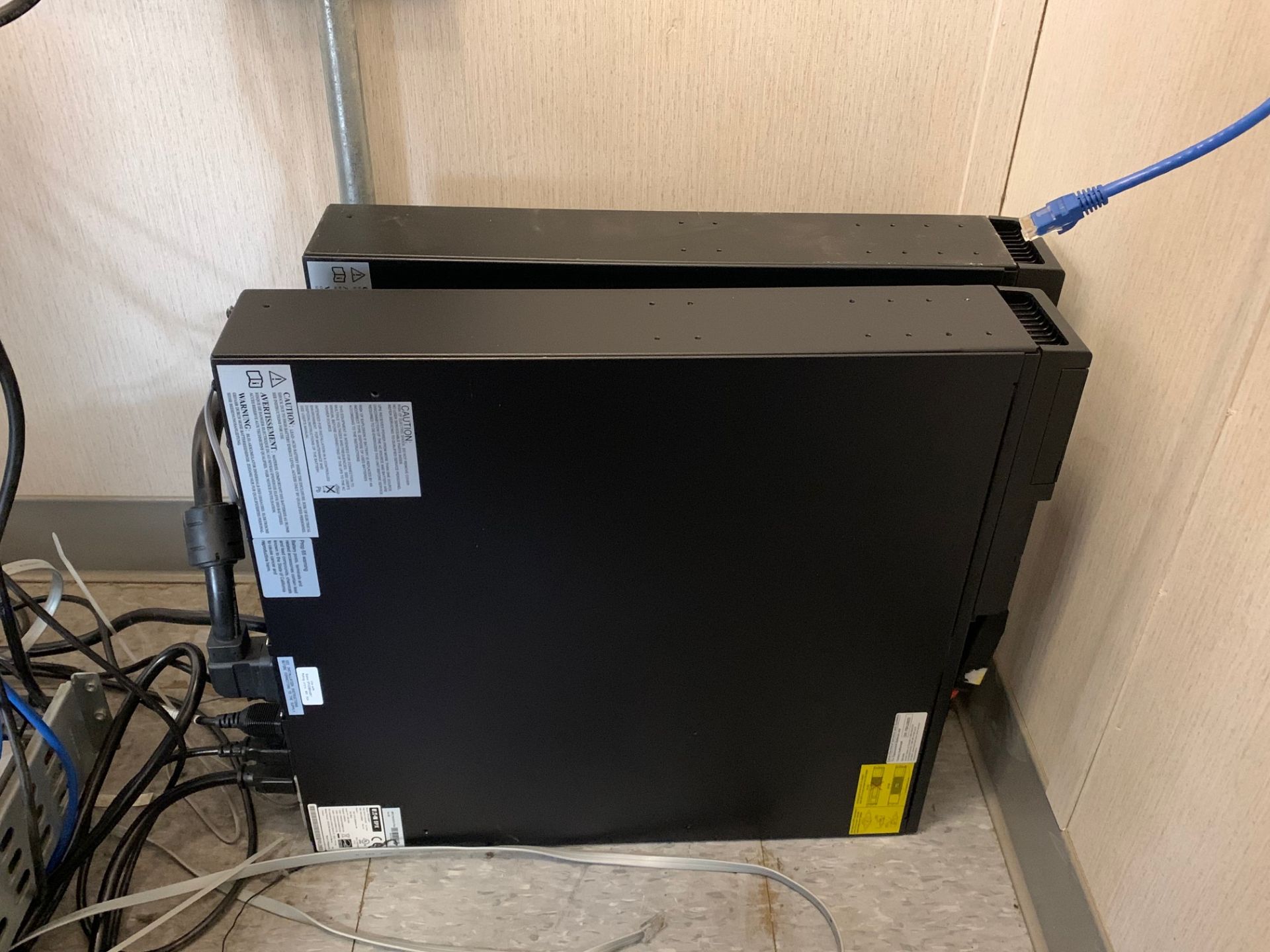 Computer server equipment including rack, portable AC unit, HO Oriliant ML350 G6 tower server - Image 5 of 5