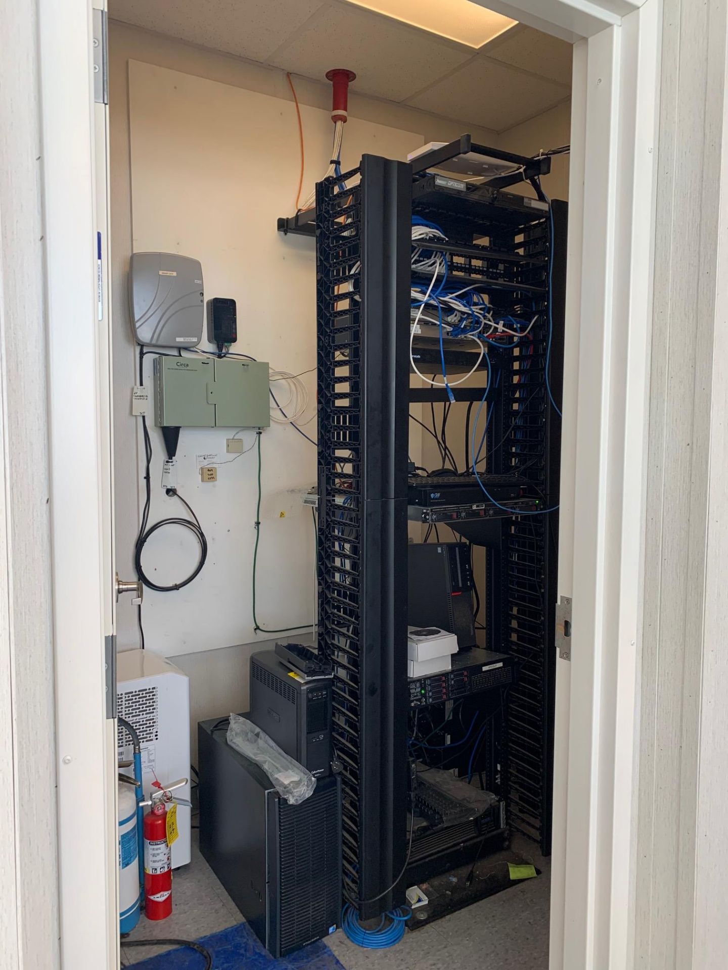 Computer server equipment including rack, portable AC unit, HO Oriliant ML350 G6 tower server