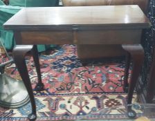 20th century tea table in the Georgian-taste, mahogany with four legs with acanthus carving to the
