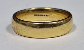 9ct gold plain wedding ring, approx 8.7g