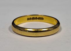 22ct plain gold wedding ring, approx 4.2g