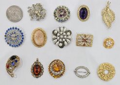 Large quantity of costume jewellery to include necklaces, brooches, chains, etc (3 boxes)