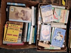 Large quantity of volumes relating to Daphne Du Maurier including 