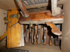 Quantity of vintage wooden moulding planes (3 boxes)