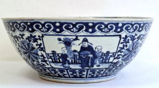 Chinese porcelain blue and white bowl, with four-character Qianlong mark (1735-1796), the interior