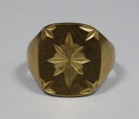 9ct gold gent's ring, square with star engraving, 7g approx