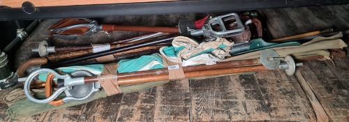 Quantity of shooting sticks and walking sticks (2 bundles)