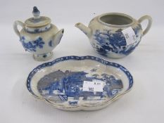 Chinese porcelain lobed oval spoon tray with underglaze blue lakeside decoration, 12.5cm wide and