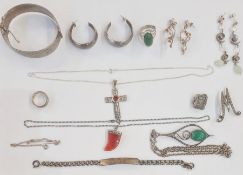 Silver cross pendant set red stone, a modern silver ring set green stone, a modern silver-coloured