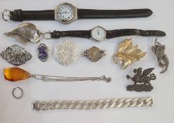 Silver brooch in the form of a shell, a heavy silver textured curb-link bracelet, an agate brooch