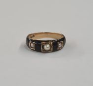 Victorian 18ct gold, black enamel and pearl mourning ring set three pearls, size k-l, weight .13