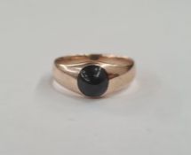 Gold-coloured metal and sapphire ring set oval cabochon stone
