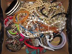 Quantity of costume jewellery (1 box)