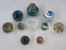 Mdina paperweight, Mdina vase with paperweight base and eight other paperweights (10)