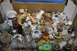 A TRAY OF COLLECTABLES AND ORNAMENTS