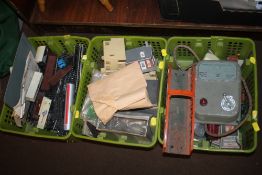 A QUANTITY OF DUBLO 'OO' GAUGE MODEL RAILWAY TO INCLUDE TRACK, CARRIAGES, BUILDINGS, GIRDER BRIDGE