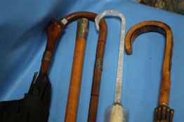 TWO VINTAGE CANE WALKING STICKS, TWO LATER LADIES' UMBRELLAS AND A VINTAGE GENT'S UMBRELLA WITH GOLD
