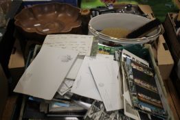 A QUANTITY OF TOPOGRAPHICAL POSTCARDS TOGETHER WITH A TRAY OF SUNDRIES TO INCLUDE TREEN, METALWARE
