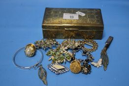 A BOX OF ASSORTED VINTAGE BROOCHES ETC.