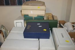 A QUANTITY OF BOXED COLLECTORS' PLATES TO INCLUDE COALPORT