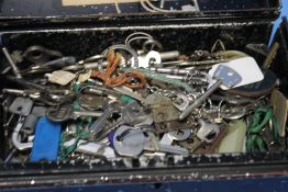 A TIN OF VINTAGE KEYS