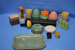 A COLLECTION OF VINTAGE BAKELITE AND PLASTIC ITEMS TO INCLUDE BOURN-VITA MUGS, SEWING ITEMS ETC.
