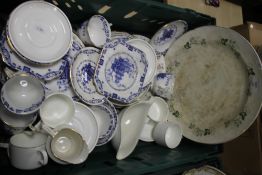 A TRAY OF CERAMICS TO INCLUDE BLUE & WHITE